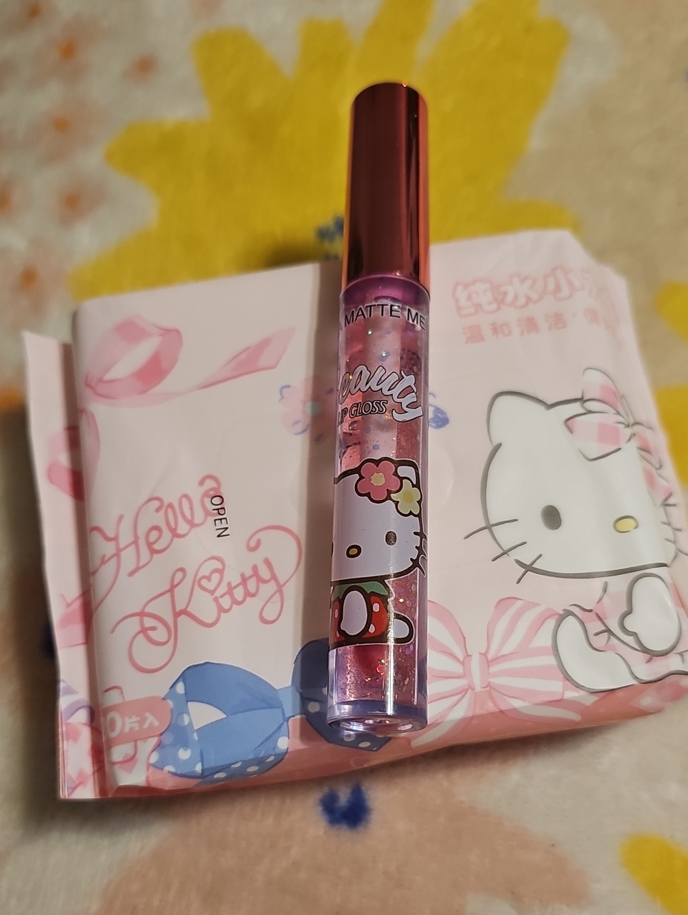 Hello Kitty Pink Glitter Lip Gloss Tube & K Beauty Hello KITTY wipea